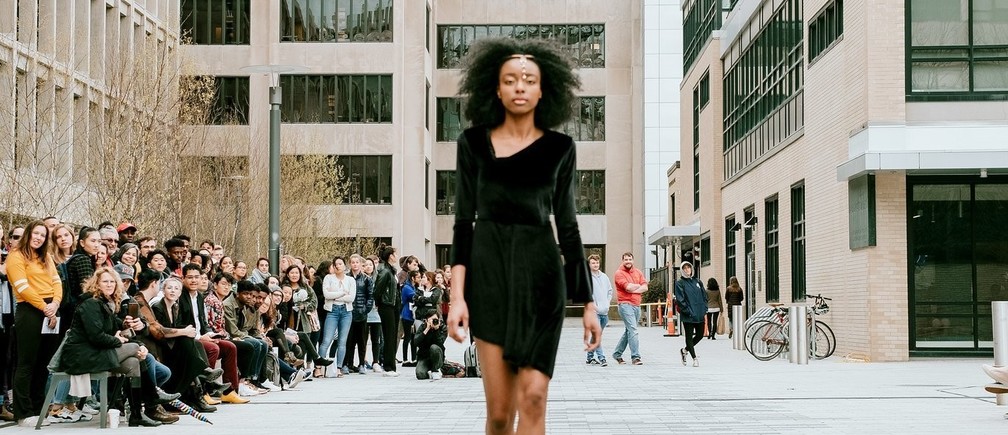 Dünyanın ilk yapay zeka tasarımlı moda markası kuruldu!