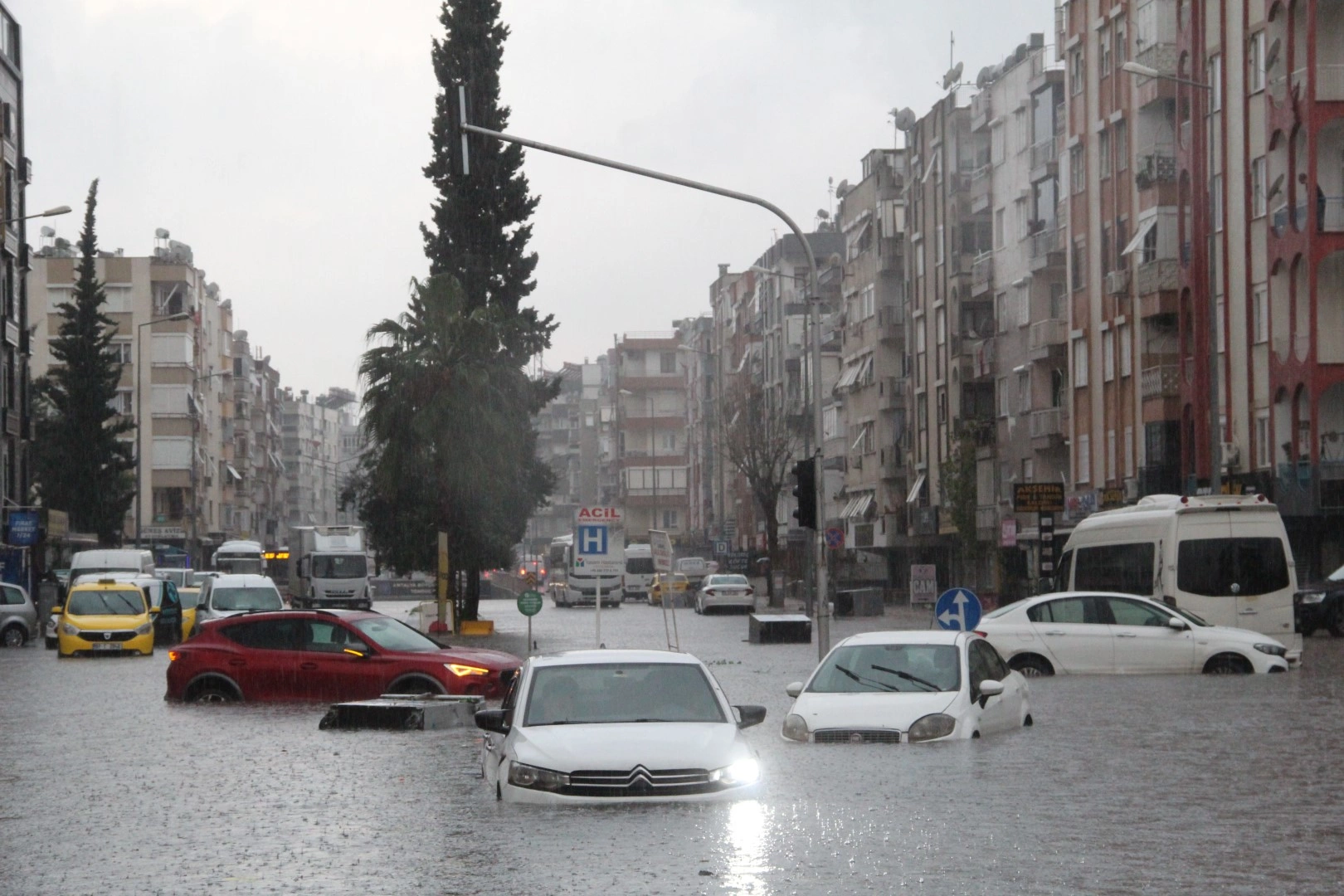 Antalya’da Sağanak Sonrası Su Baskınları Devam Ediyor